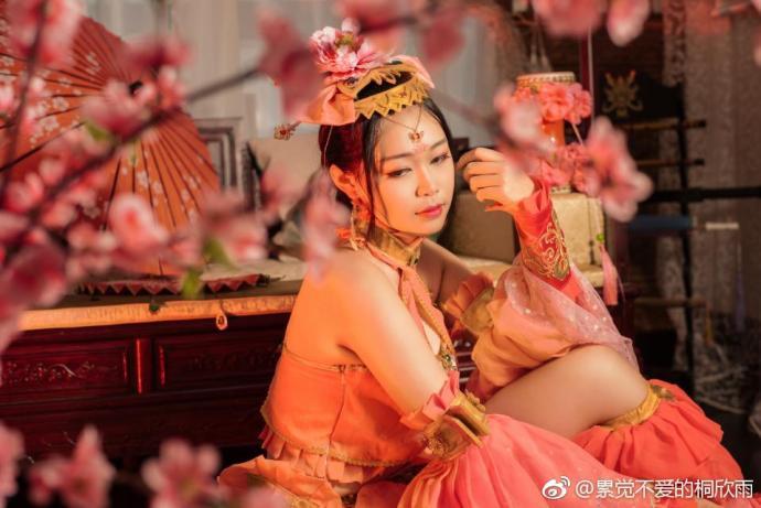 角色名:南皇秀姐  cn:欣雨 惊鸿纤姿飞,悦鼓半回眸.