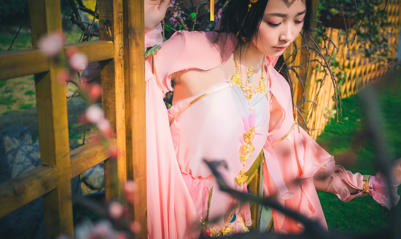 剑网三雪河秀姐cosplay昔有佳人公孙氏一曲剑舞动四方