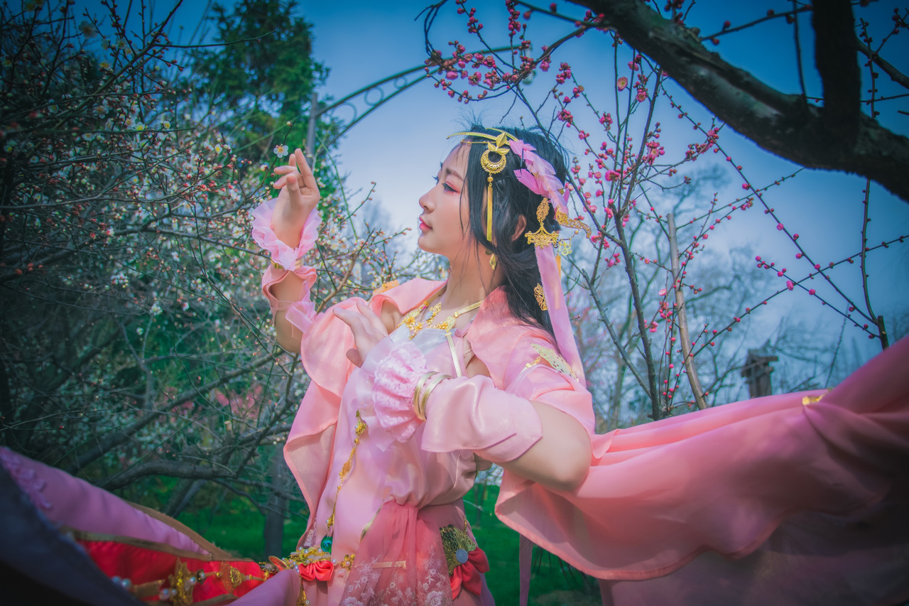 剑网三雪河秀姐cosplay昔有佳人公孙氏一曲剑舞动四方
