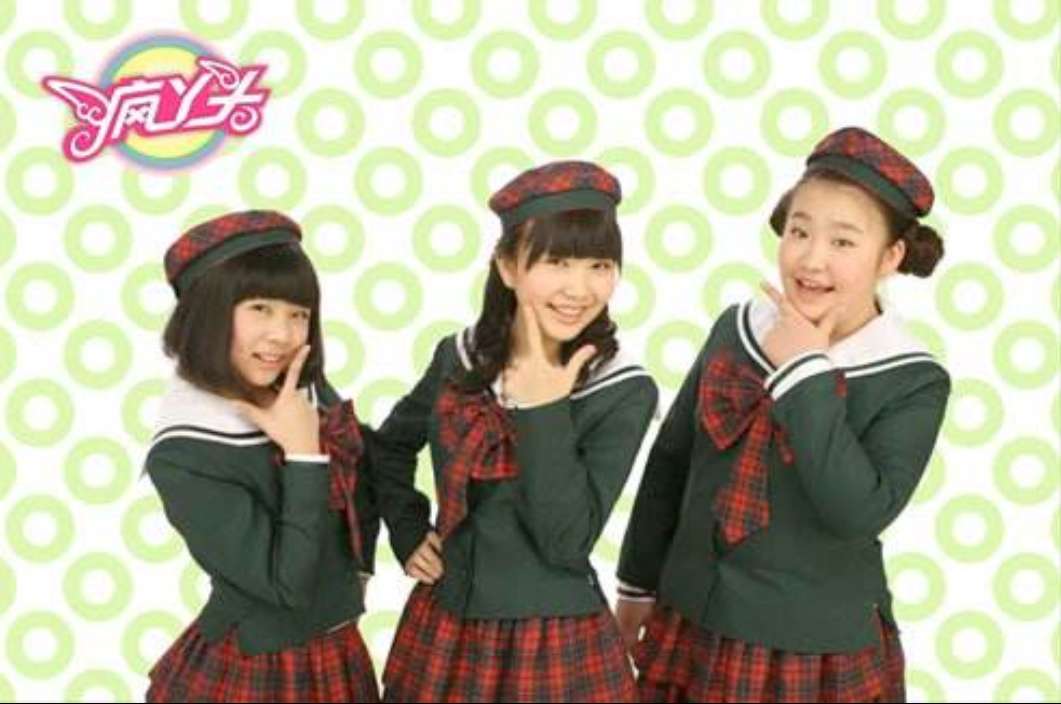 最后一个叫做《疯丫头》,讲述的是三个性格不同的女孩之间的故事,这个