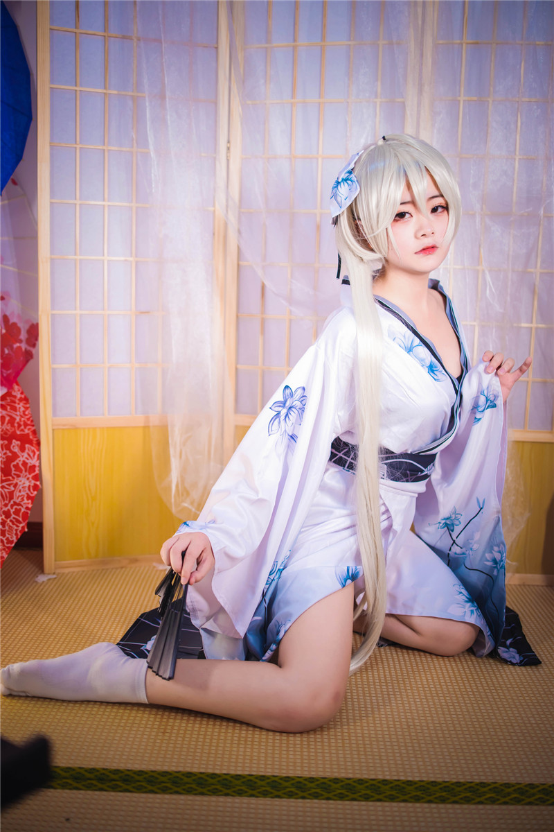 乖巧穹妹cos 纤细柔弱的美少女 让人心动不已