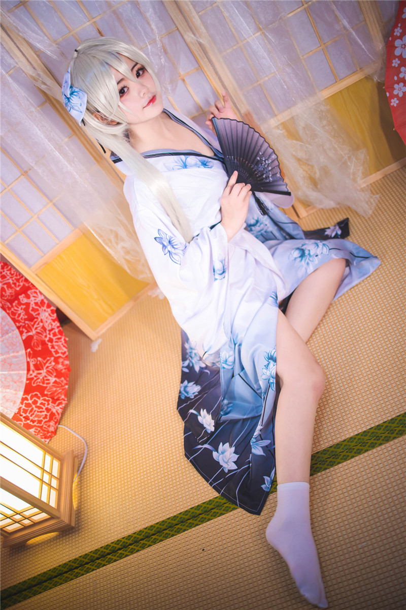 乖巧穹妹cos 纤细柔弱的美少女 让人心动不已