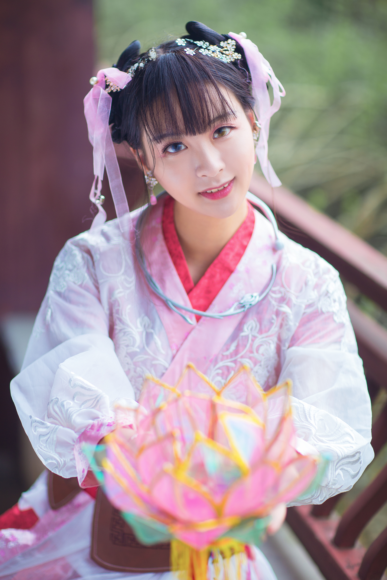 本公主正想出去逛逛呢~ 来陪我放河灯可好呀~~  九公主朱延婍cos:瑶音