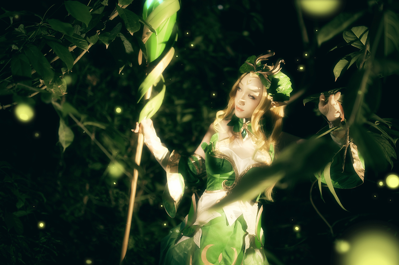 【你听过那些树木的低语吗   它们说在密林深处   住着一位精灵公主】